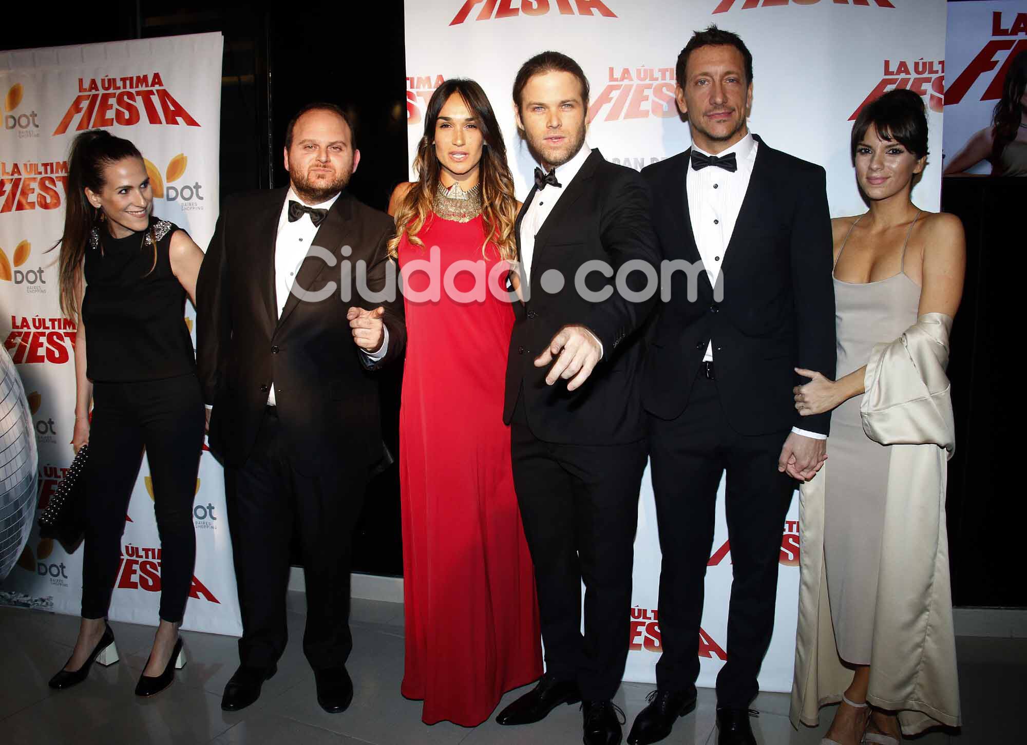 ¡Noche de cine! Famosos y parejitas en la premiere de la película de Nico Vázquez. (Foto: Movilpress)