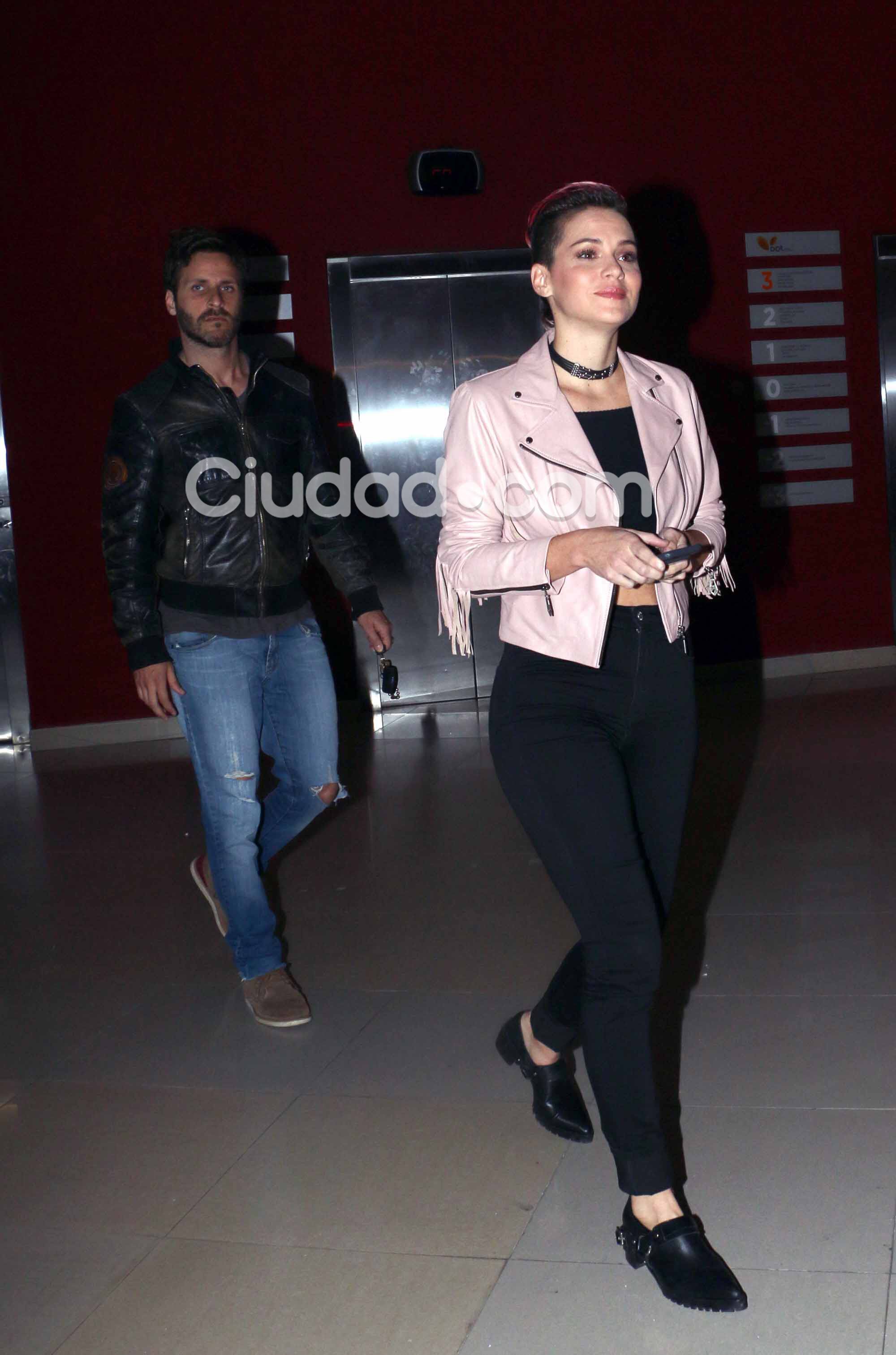 ¡Noche de cine! Famosos y parejitas en la premiere de la película de Nico Vázquez. (Foto: Movilpress)
