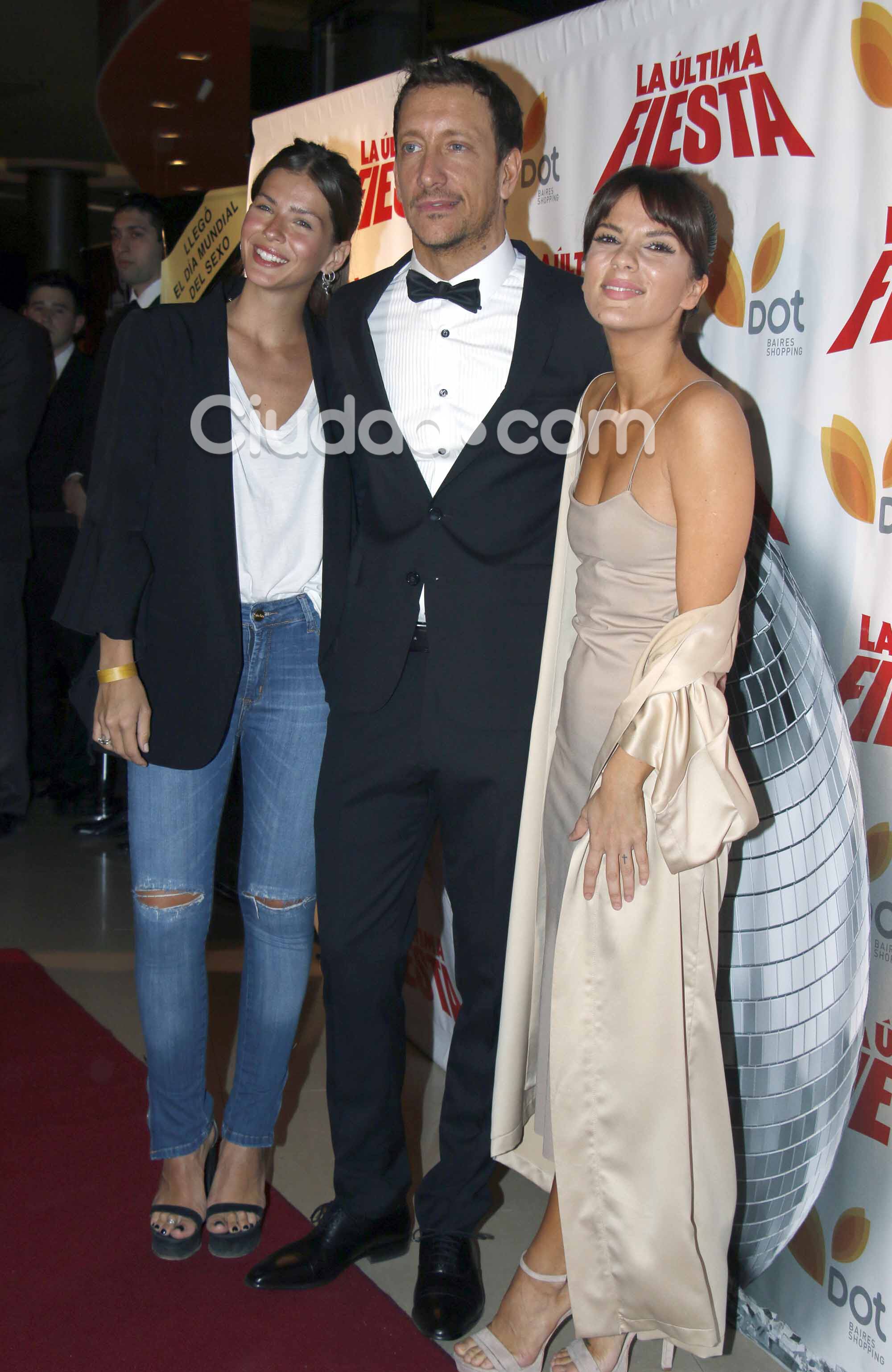 ¡Noche de cine! Famosos y parejitas en la premiere de la película de Nico Vázquez. (Foto: Movilpress)