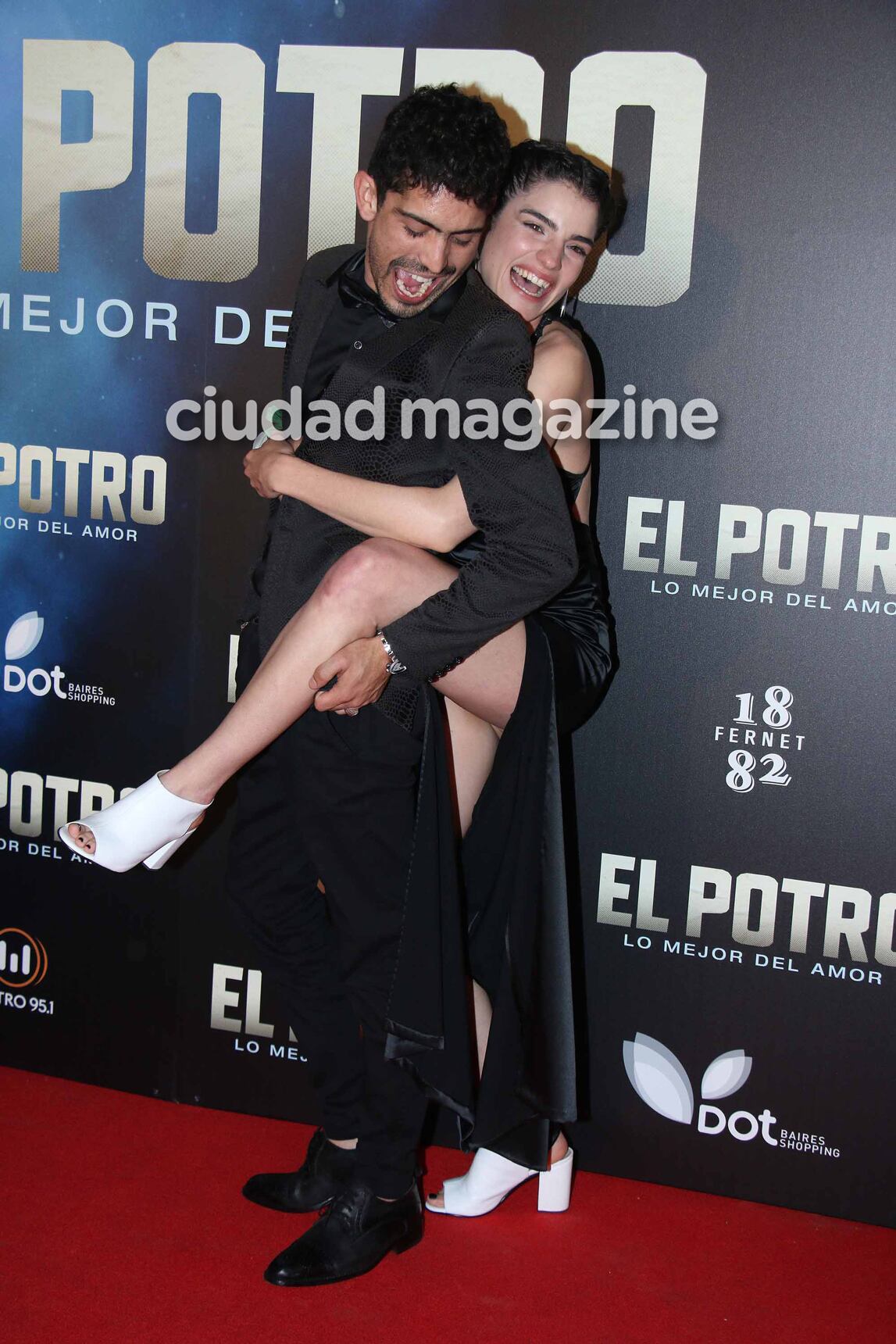 Noche de famosos en el estreno de El Potro. (Foto: Movilpress)