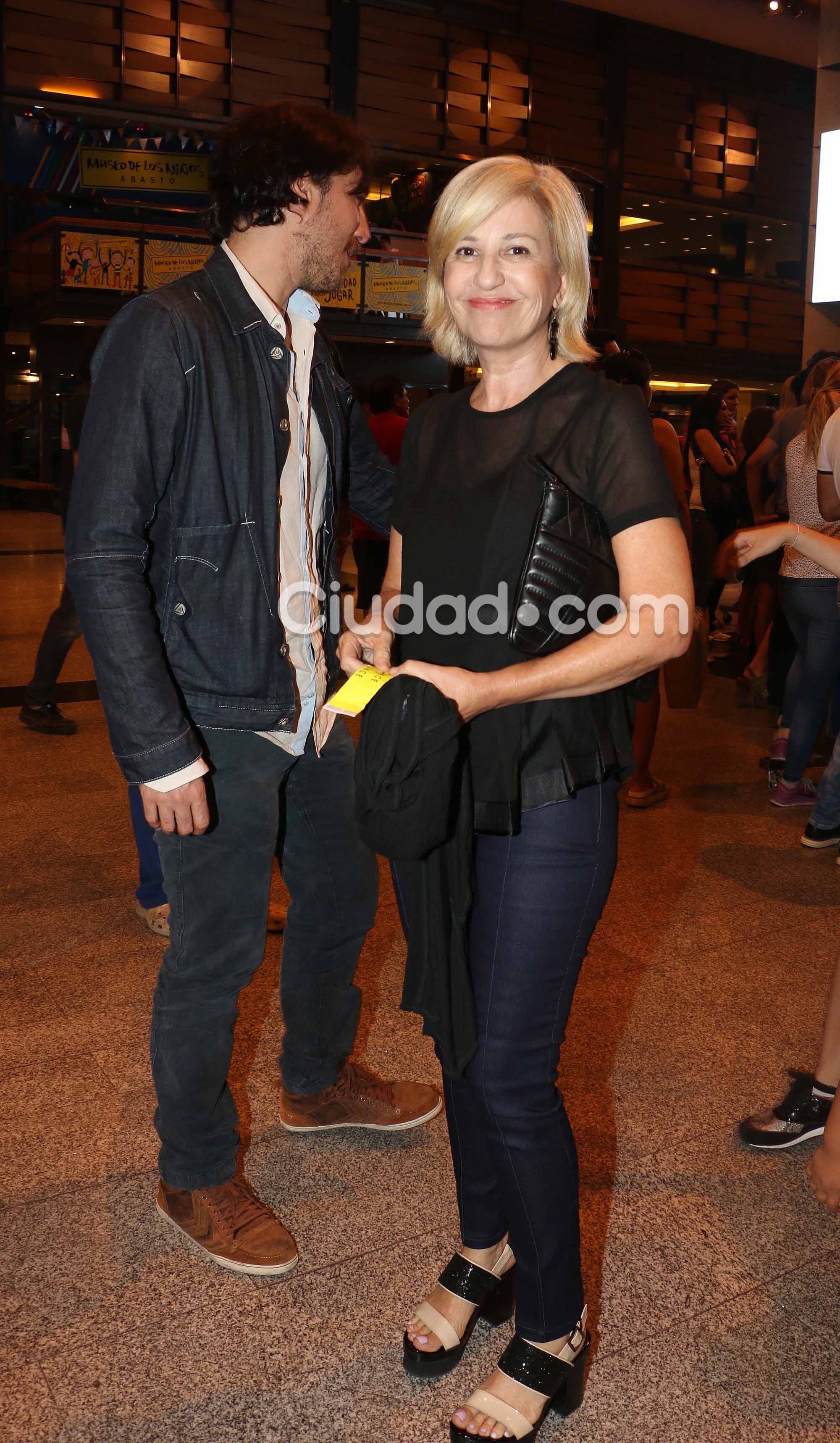 Noche de looks y parejitas en el verano porteño. (Foto: Movilpress)