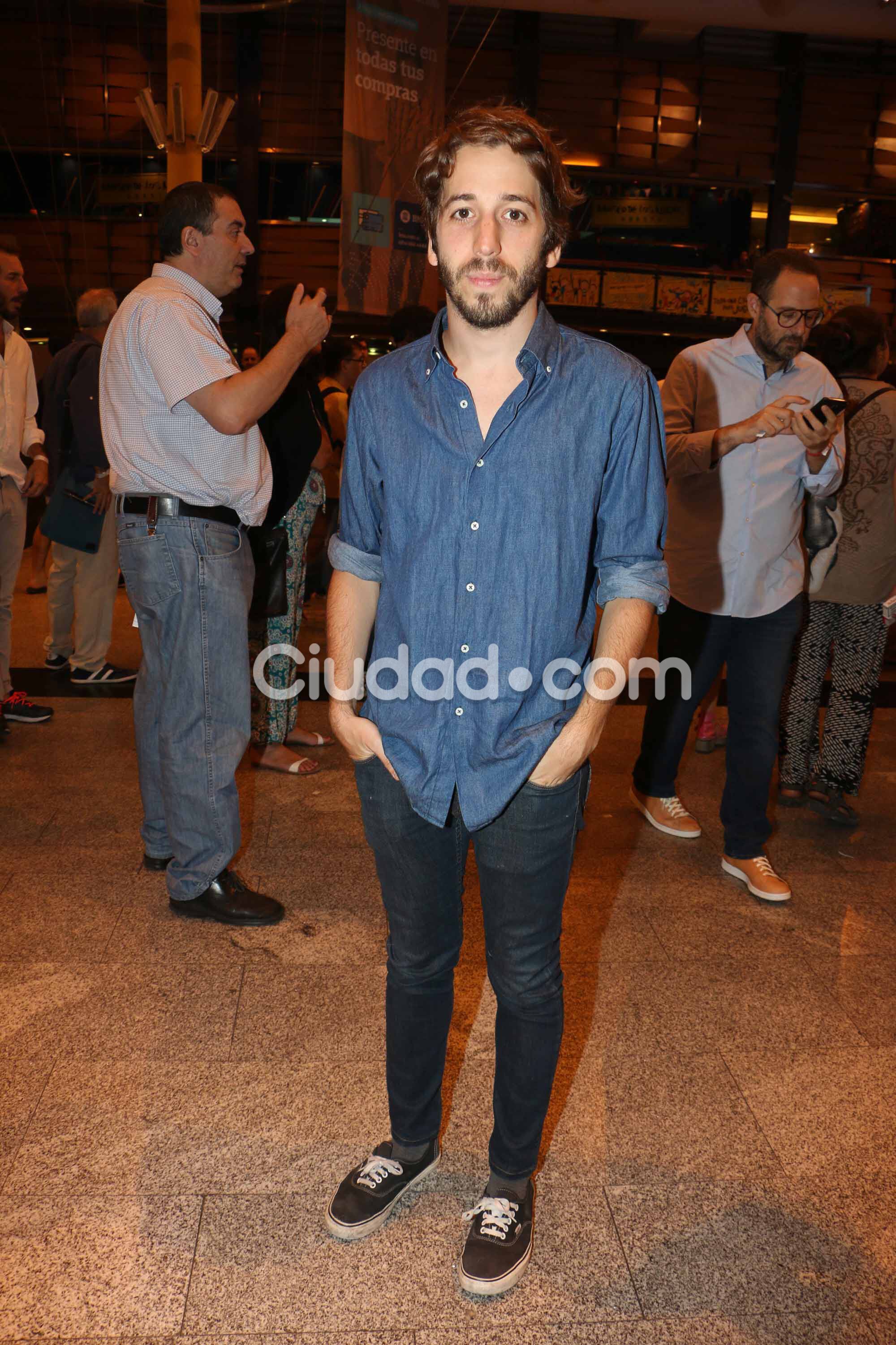 Noche de looks y parejitas en el verano porteño. (Foto: Movilpress)
