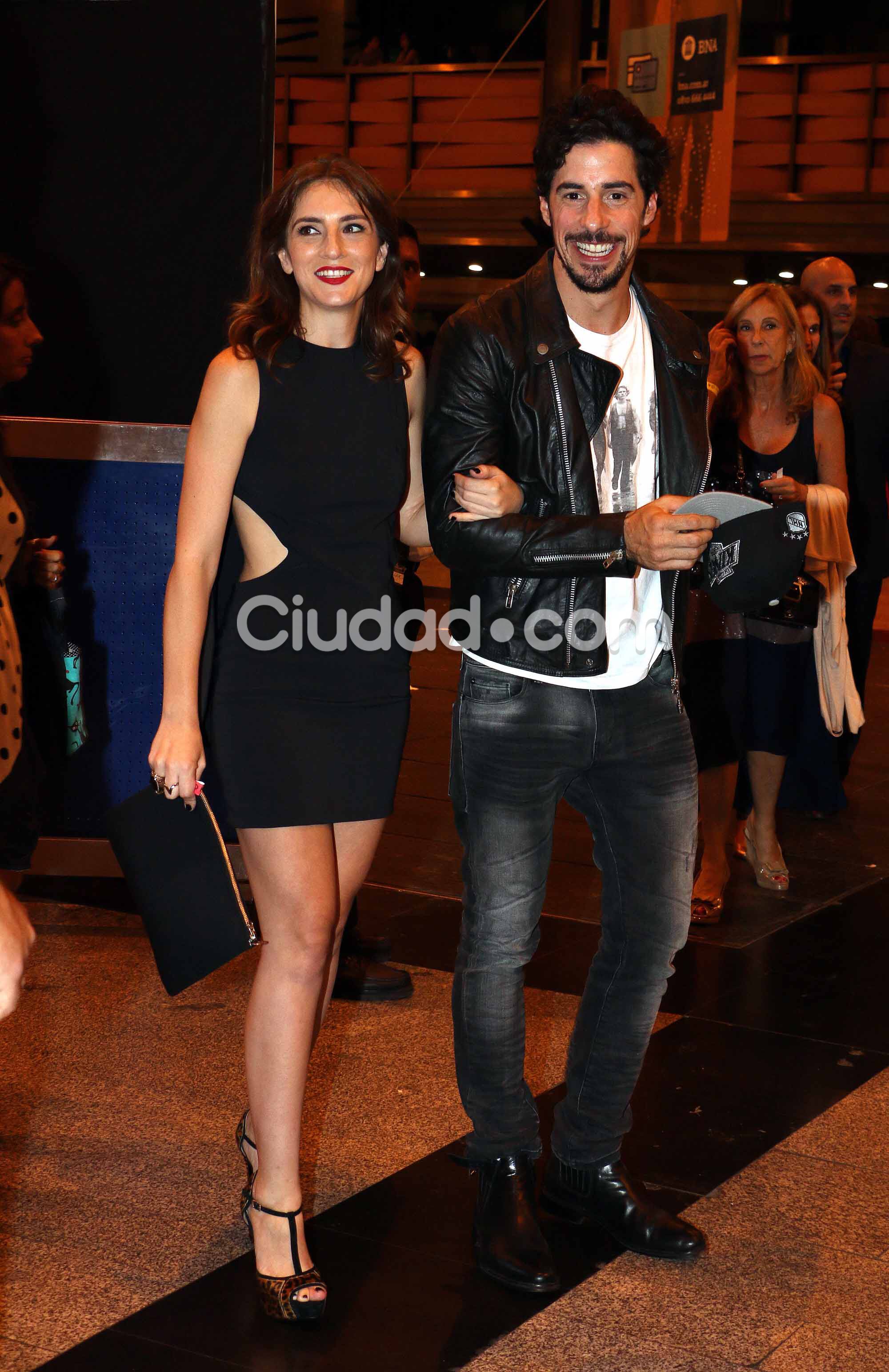 Noche de looks y parejitas en el verano porteño. (Foto: Movilpress)