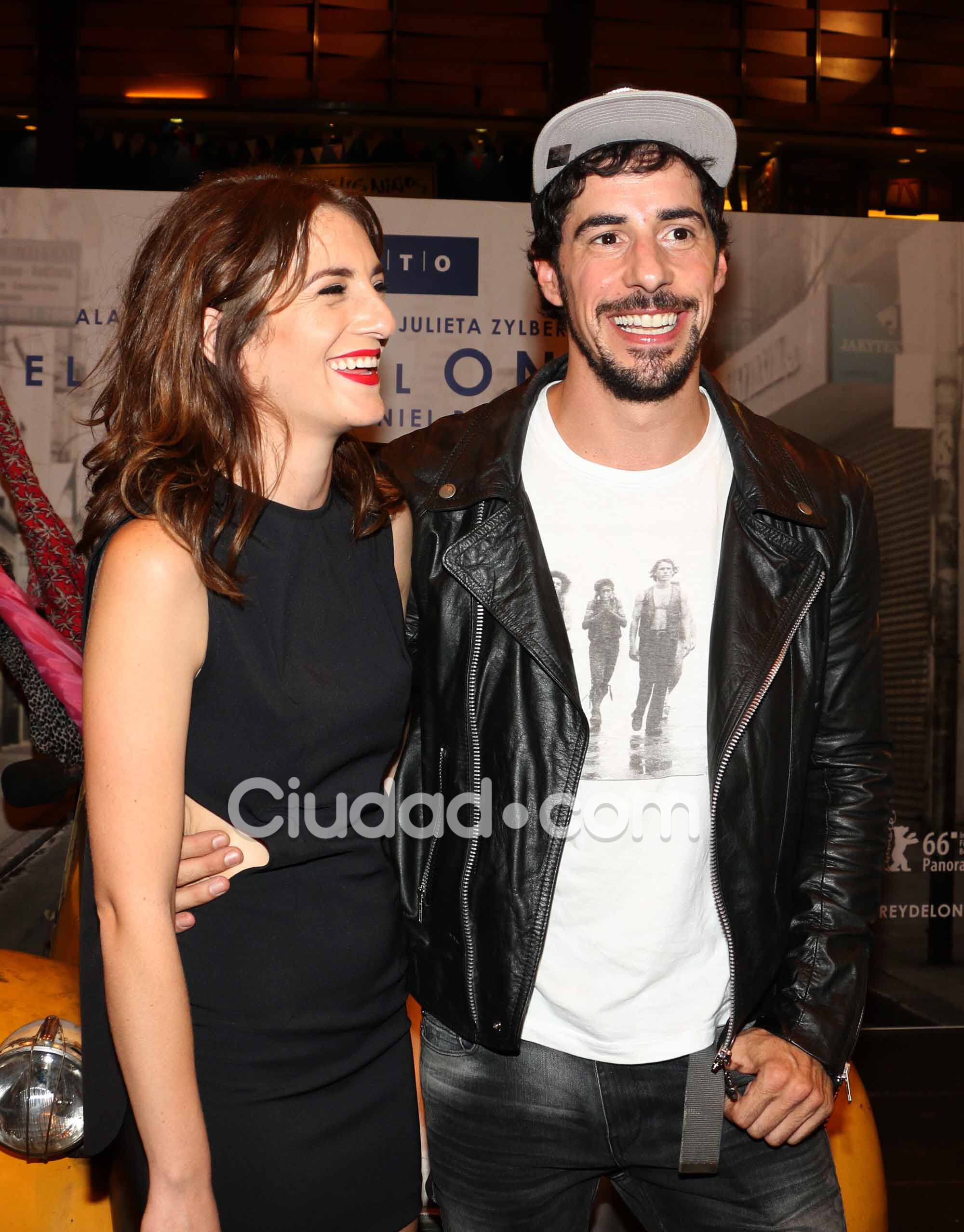 Noche de looks y parejitas en el verano porteño. (Foto: Movilpress)