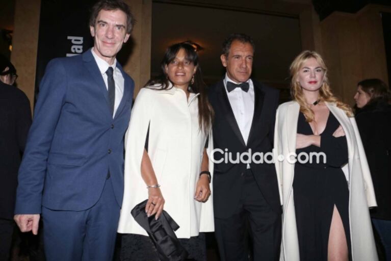 Noche de música y parejas top en la Gala Azul del Teatro Colón: mira las fotos de los famosos