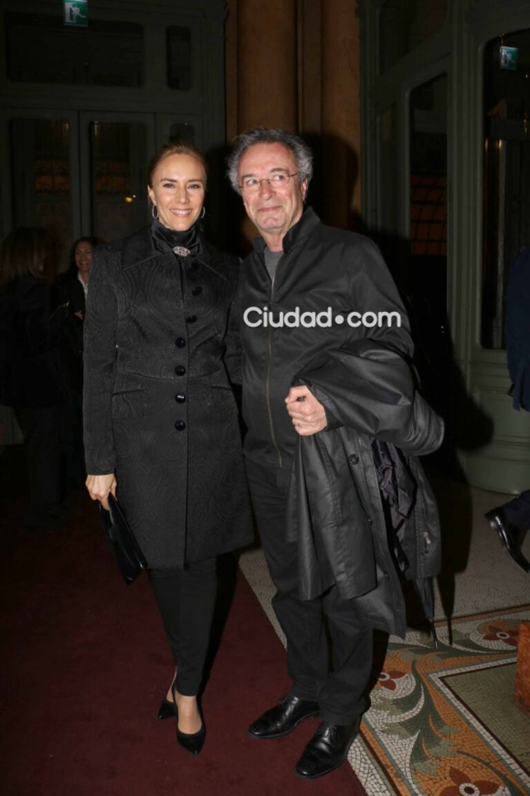 Noche de música y parejas top en la Gala Azul del Teatro Colón: mira las fotos de los famosos