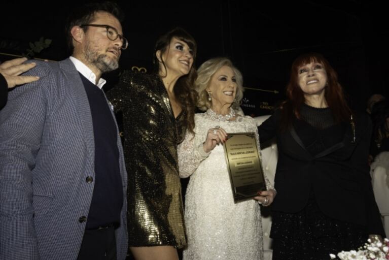 ¡Noche emotiva! Mirtha Legrand inauguró su sala en el Teatro Regina