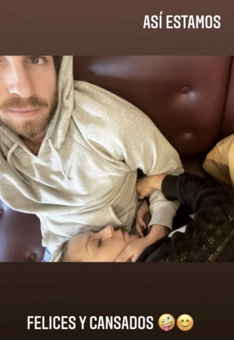 Noelia Marzol compartió una tierna foto con su marido desde la clínica tras el nacimiento de su hijo: "Así estamos, felices y cansados"