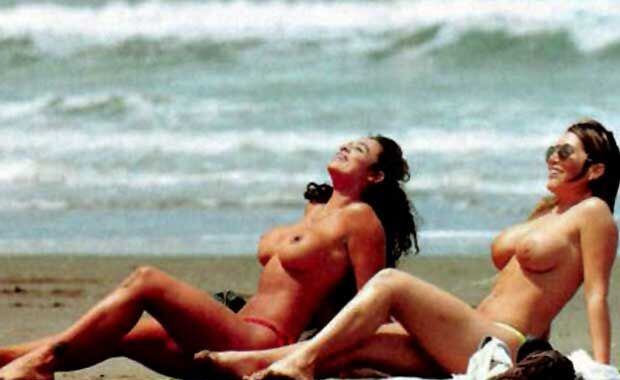 Noelia Nicolás y Ayelén Paleo hacen topless en Mar del Plata. (Foto: Paparazzi)