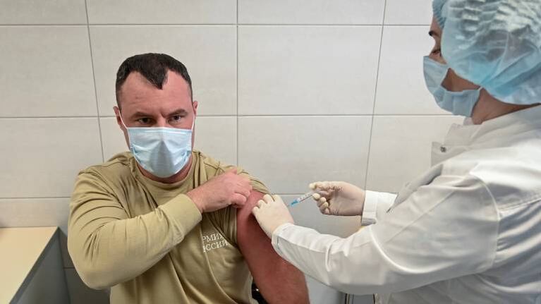 NOPUBLICAR Por error, los vacunaron cinco veces de coronavirus