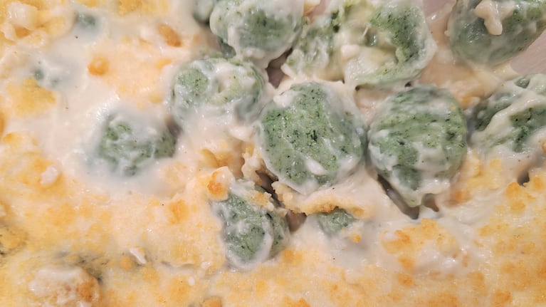 Ñoquis verdes rellenos de muzzarella con salsa blanca: el paso a paso de una receta fácil