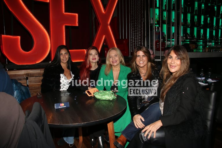 Nora Colosimo fue a ver Sex con amigas y Flor de la ve la hizo desfilar y hablar. (Foto: Movilpress)