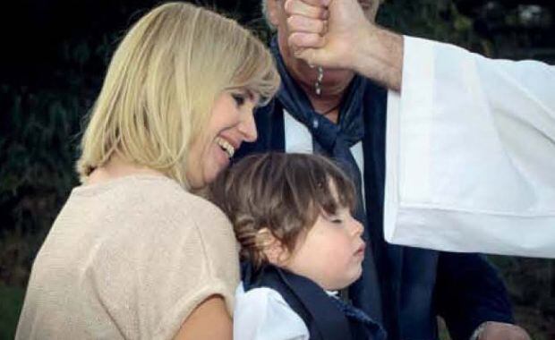 Nora Nara y Benedicto en el momento del bautismo. (Foto: revista Caras)