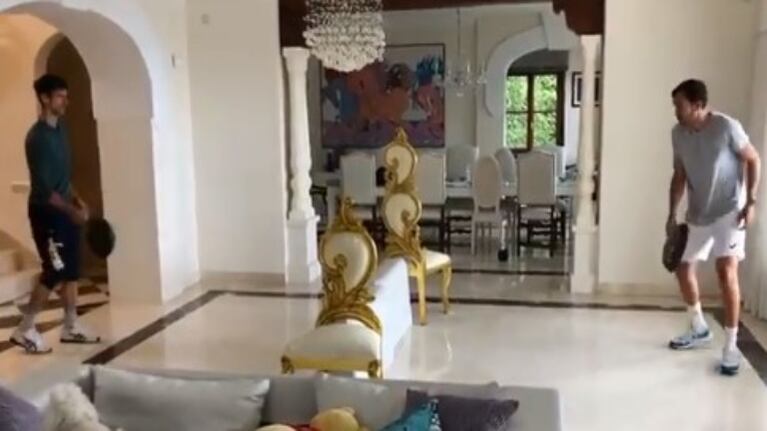 Novak Djokovic jugó un partido de tenis en la sala de su casa con ¡sartenes! 