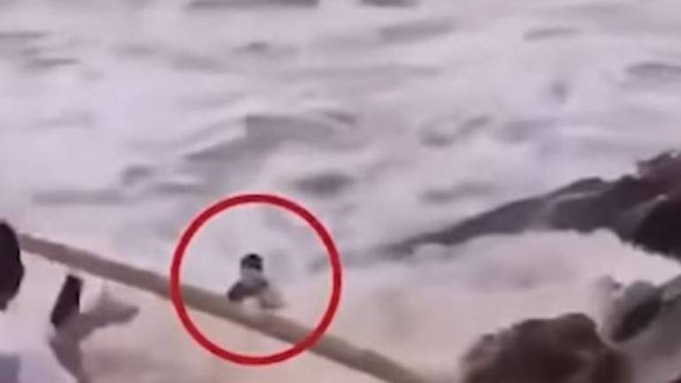 Novia muere tras ser llevada por una ola cuando se hacía fotos para su boda