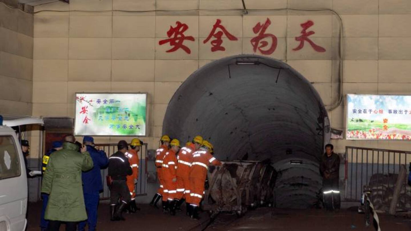 Nueve de los 10 mineros atrapados en China murieron y buscan al restante