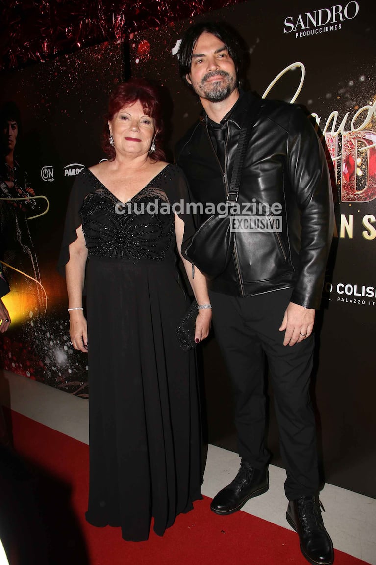 Olga Garaventa, la viuda de Sandro, y su hijo en el musical del cantante (Foto: Movilpress).