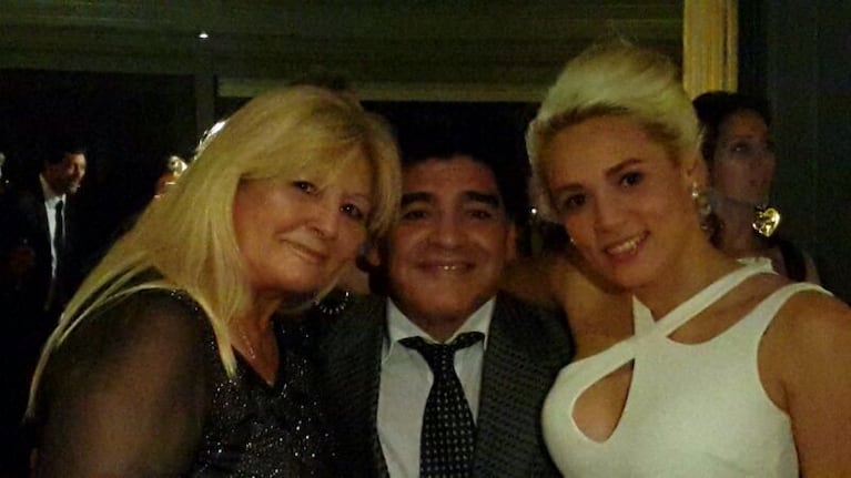 Oliva, su abuela y Maradona en plena fiesta de compromiso. (Foto: Ciudad.com)