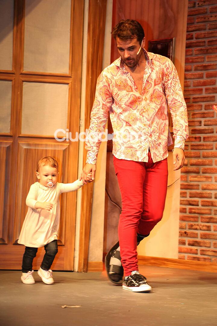 Olivia con Peter sobre el escenario. (Foto: Movilpress)