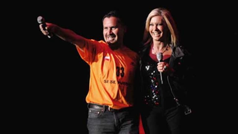 Olivia Newton-John cantó junto a uno de los mineros rescatados en Chile
