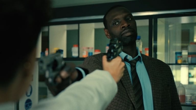 Omar Sy, el actor de Lupin, ahora se luce en La asesina, por Netflix.