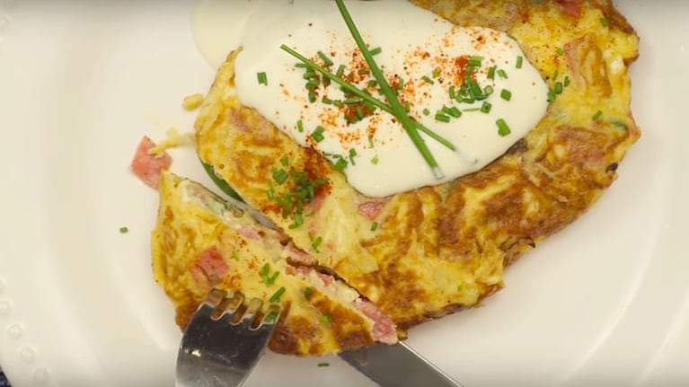 Omelette de cebolla y salamín, una receta sabrosa y energética, para disfrutar. Foto: Cucinare TV
