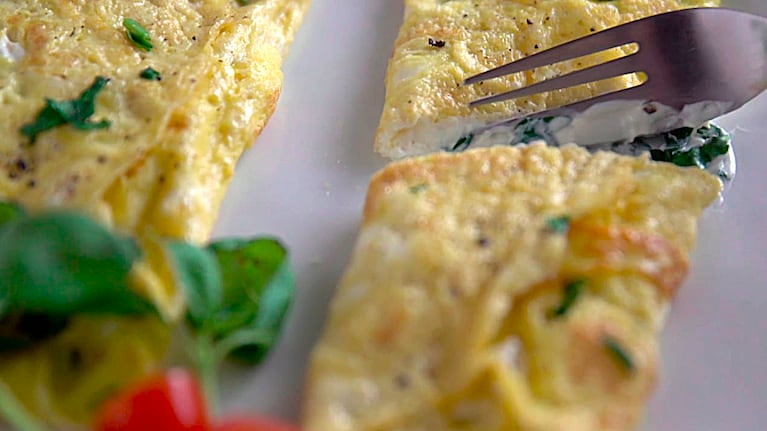 Omelette de queso Finlandia y cilantro, una receta versátil para disfrutar. Foto. Cucinare TV