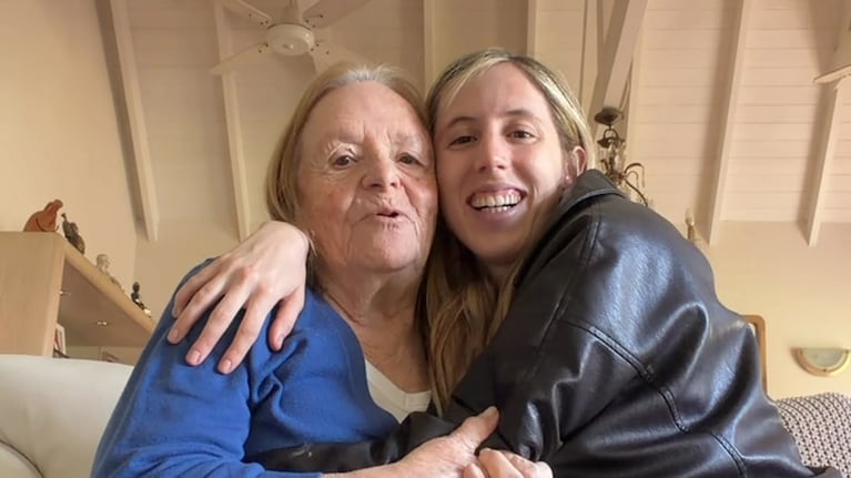 on 94 años y Alzheimer, la bisabuela protagonizó un video conmovedor junto a su bisnieta, compartido por Clara Sarkany en redes.