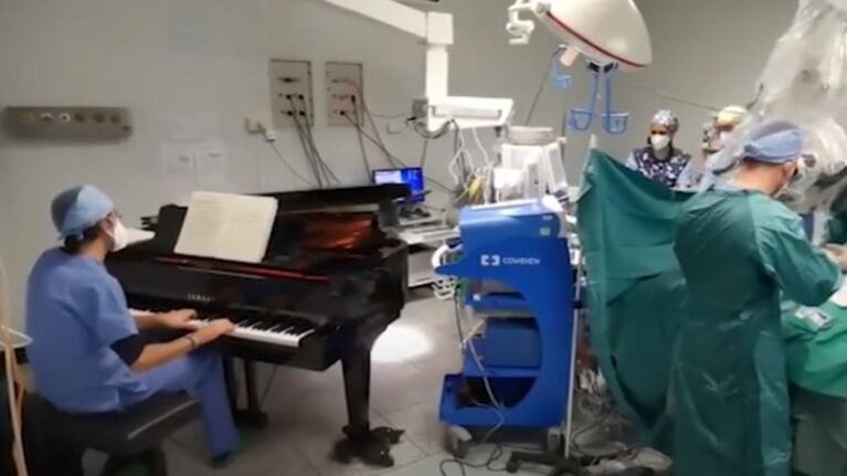 Operan a un niño en Italia con un doctor tocando el piano en el quirófano. Foto: ANSA.