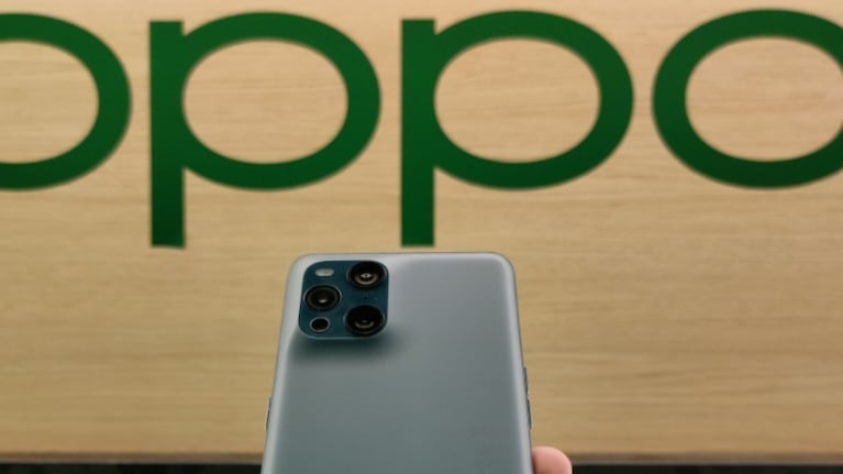 OPPO Find X3 Pro incorpora la función eSIM compatible con 5G SA. DPA.