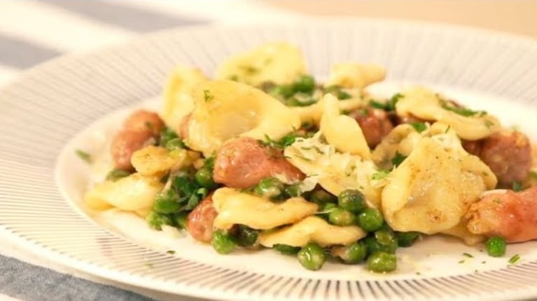 Orecchieti con salchicha, arvejas y parmesano: la receta ideal para sorprender a los invitados