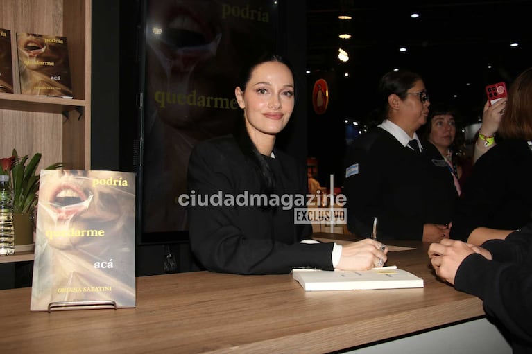Oriana Sabatini en la presentación de su novela “Podría quedarme acá” (Foto: Movilpress)