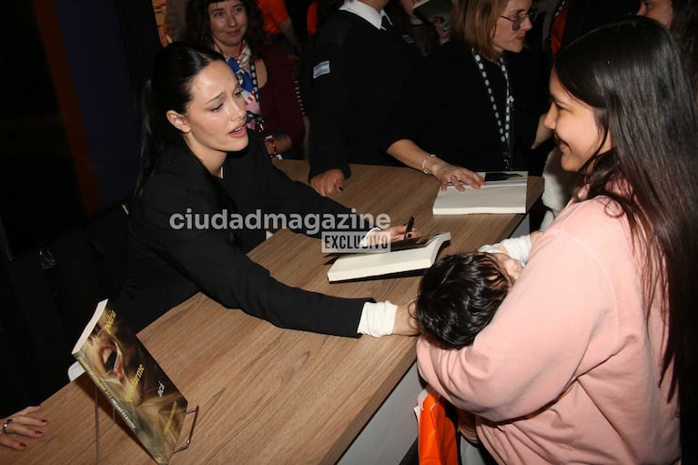 Oriana Sabatini en la presentación de su novela “Podría quedarme acá” (Foto: Movilpress)