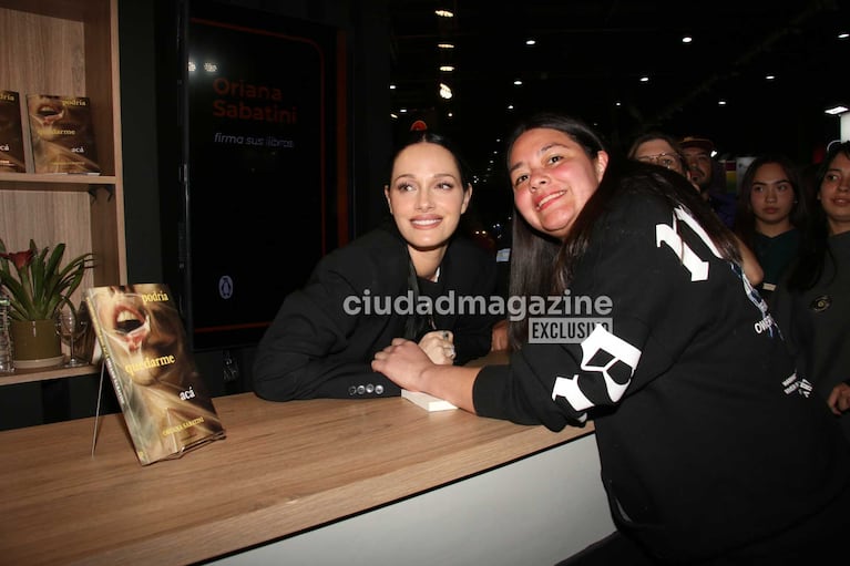 Oriana Sabatini en la presentación de su novela “Podría quedarme acá” (Foto: Movilpress)