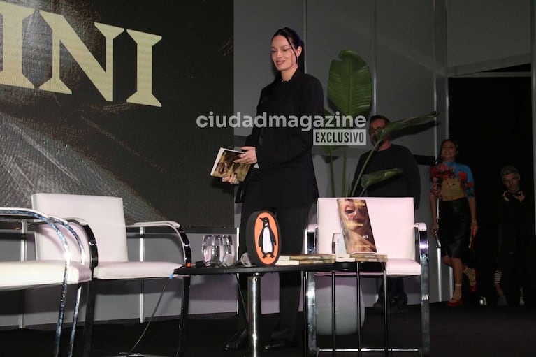 Oriana Sabatini en la presentación de su novela “Podría quedarme acá” (Foto: Movilpress)