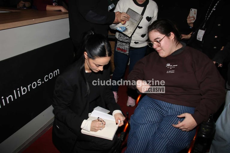 Oriana Sabatini en la presentación de su novela “Podría quedarme acá” (Foto: Movilpress)