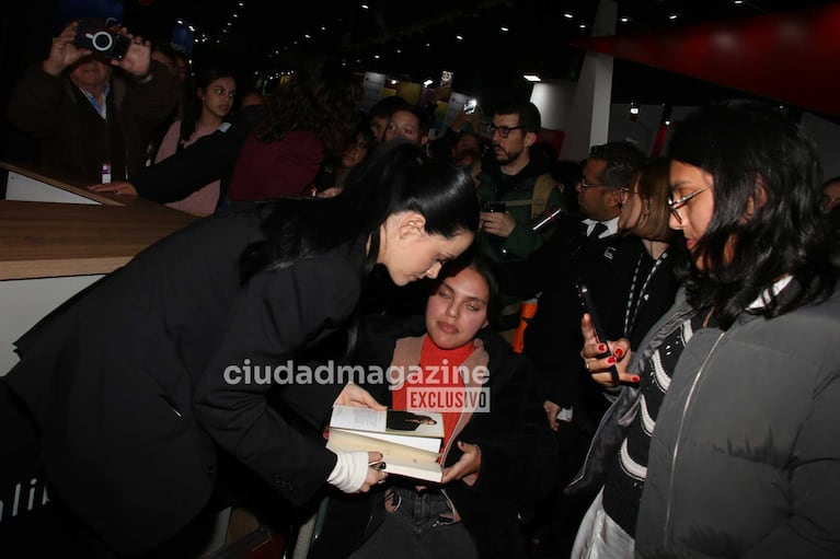 Oriana Sabatini en la presentación de su novela “Podría quedarme acá” (Foto: Movilpress)
