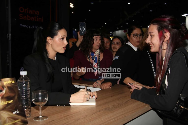 Oriana Sabatini en la presentación de su novela “Podría quedarme acá” (Foto: Movilpress)