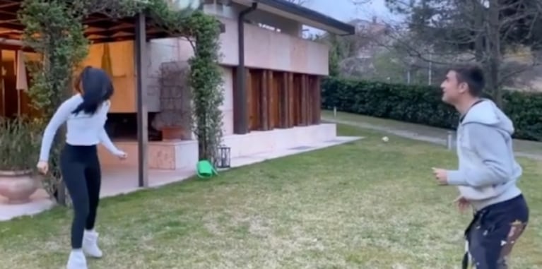 Oriana Sabatini hizo un ‘cabeza’ con Paulo Dybala, en medio del aislamiento: el imperdible final del video