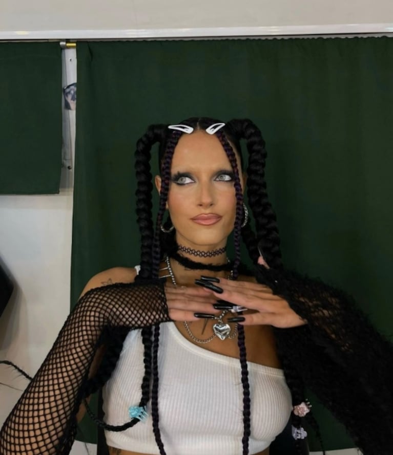 Oriana Sabatini impactó con su llamativo look "alien": trenzas, uñas muy largas , top y guantes en red