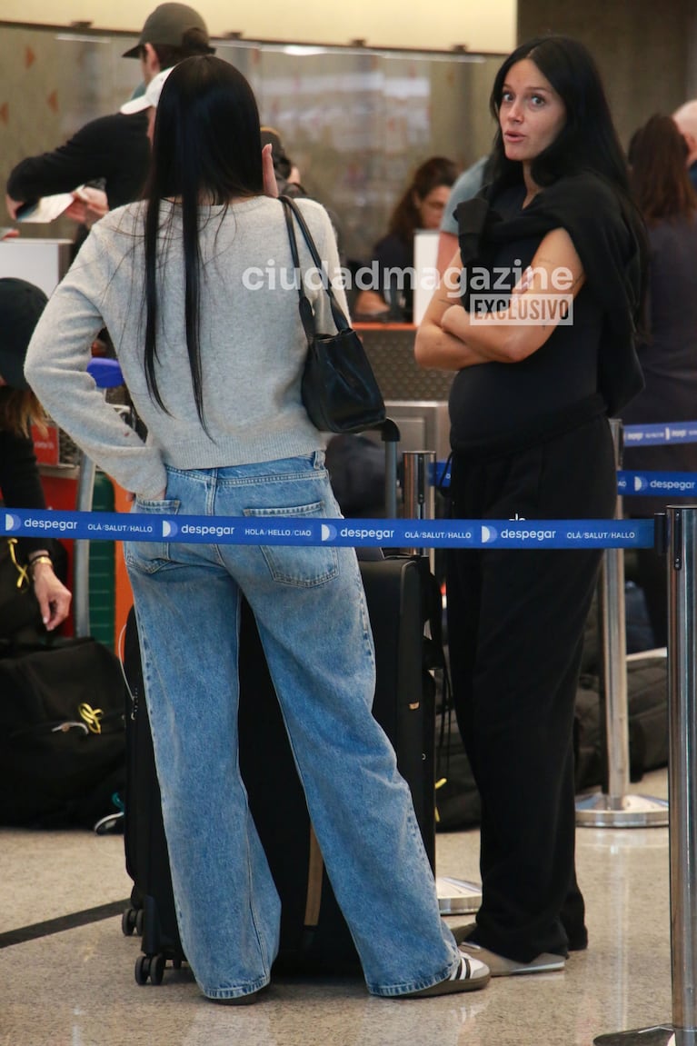 Oriana Sabatini lució su embarazo en Ezeiza antes de viajar a Nueva York (Foto: Movilpress)