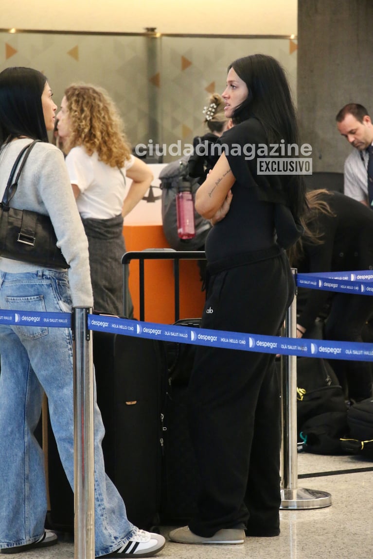 Oriana Sabatini lució su embarazo en Ezeiza antes de viajar a Nueva York (Foto: Movilpress)