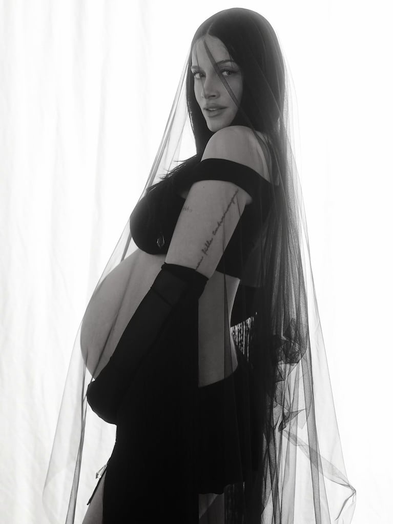 Oriana Sabatini posó con un estilo black bride a días de ser mamá | Créditos: Instagram @orianasabatini