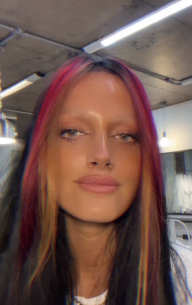 Oriana Sabatini se animó a un llamativo cambio de look: pelo de dos colores y cejas plateadas