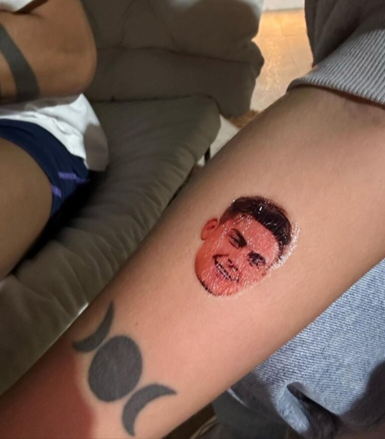 Oriana Sabatini se hizo un original "tatuaje" tipo sticker de Paulo Dybala después de su debut en el Mundial