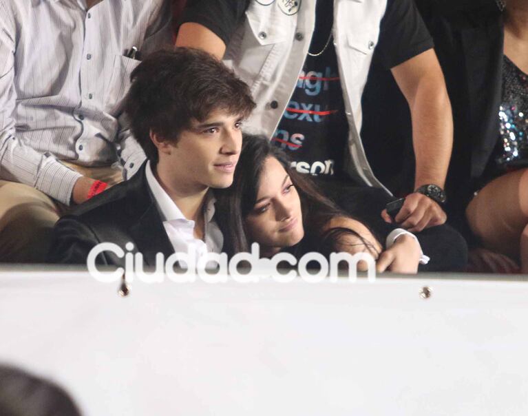 Oriana Sabatini y Julián Serrano, muy mimosos en la premiación (Fotos: Movilpress). 