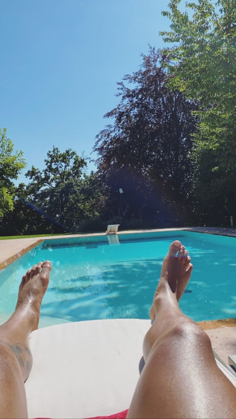 Oriana Sabatini y Paulo Dybala disfrutan de su amor en el verano italiano: pileta y mimos bajo el sol