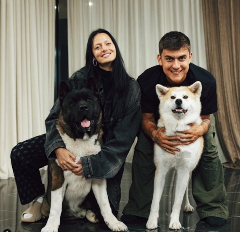Oriana Sabatini y Paulo Dybala enternecieron a sus fans con un retrato familiar en su casa italiana
