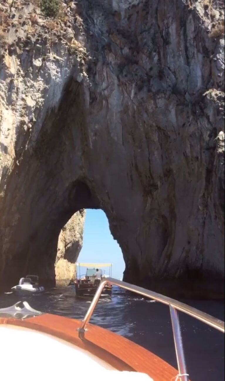 Oriana y Tiziana Sabatini, de vacaciones por Italia: lomazos en bikini, paseo en barco por la Gruta Azul y tour gastronómico 