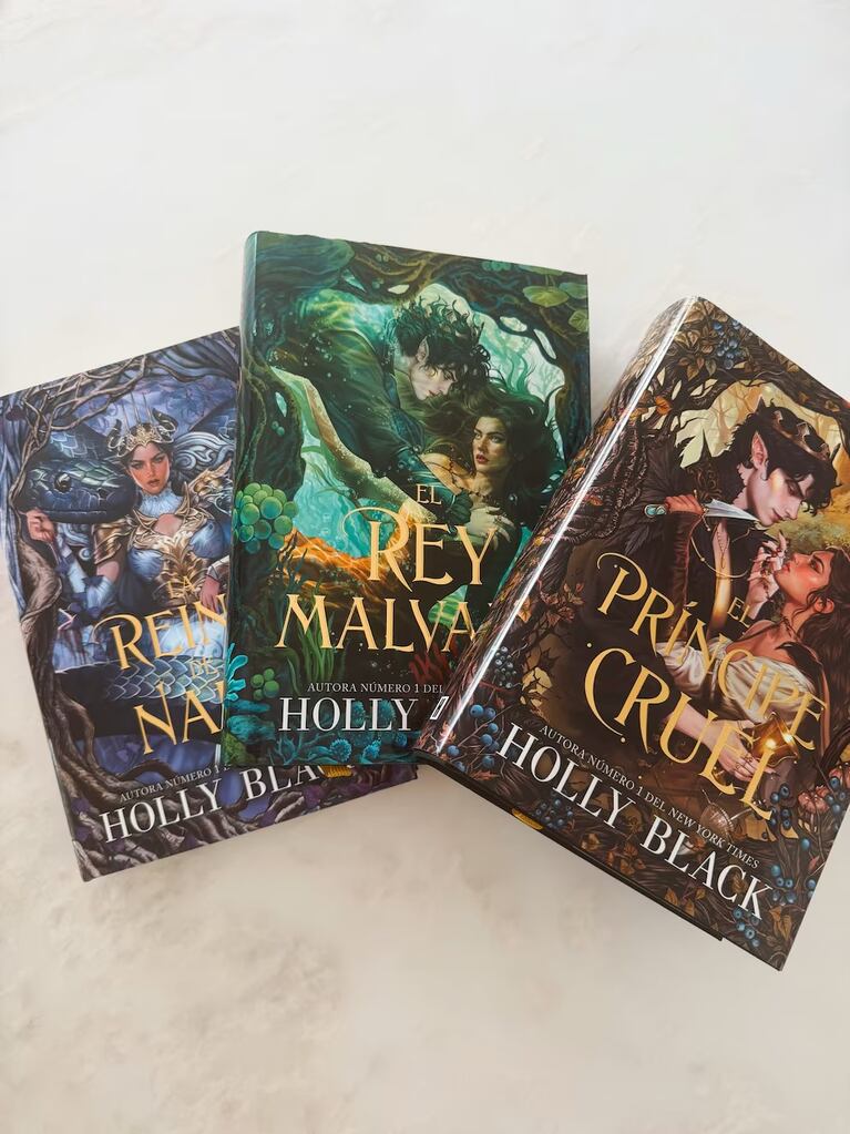 os tres libros de la trilogía "El príncipe cruel" de Holly Black sobre una superficie blanca.
Crédito Instagram.